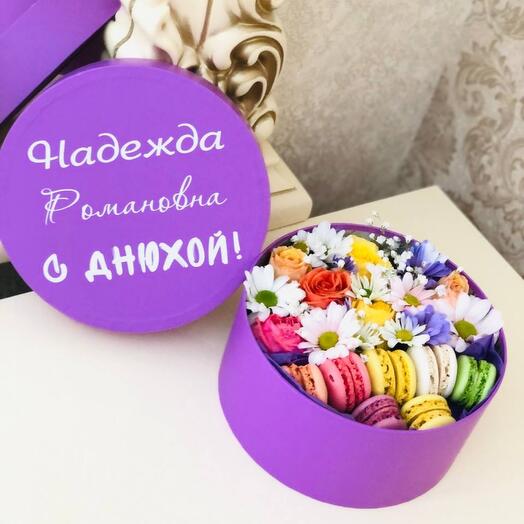 Подарок на день рождения с цветами кустовыми розами хризантемы и макарунсами