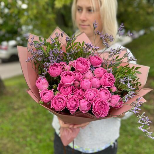 Ramo de rosas de arbusto en forma de peonía con vegetación