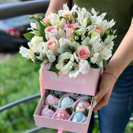 Цветы в коробке шкатулке с клубникой в шоколаде ️