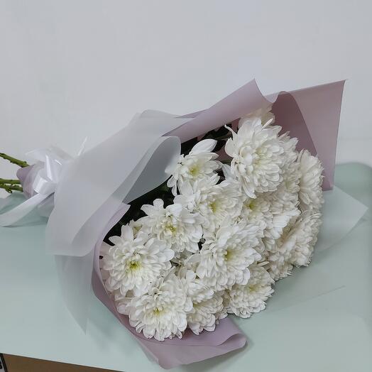 Белые хризантемы в нежной упаковке