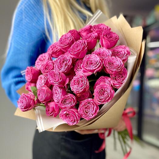 Elegante ramo de rosas arbustivas en forma de peonía