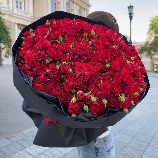 Букет из кустовых красных роз