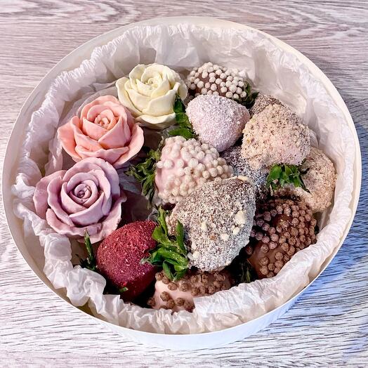 Клубника в шоколаде с розами L