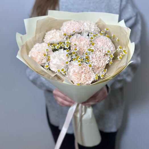 Кремовые диантусы с ромашками