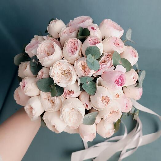 Bouquet of peony-shaped roses