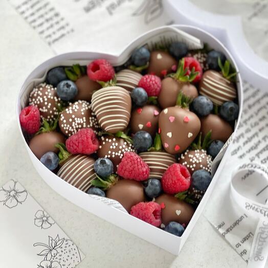 Chocolate-covered strawberries "Heart" S