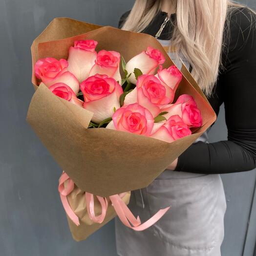Стильный букет из 11 крупных розовых роз сорта Джумилия в крафте