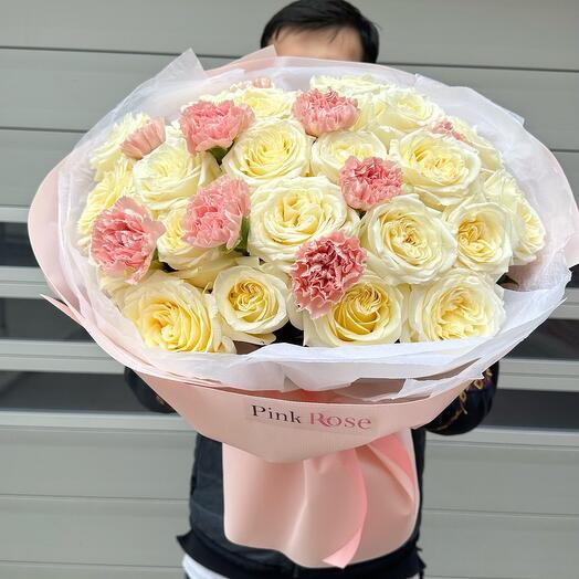 Пышный букет белых роз и диантусов