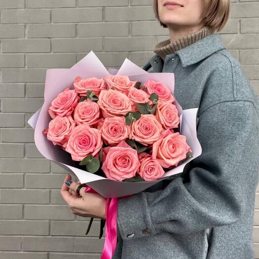 Bouquet of 15 delicate roses and eucalyptus