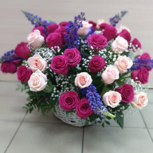 Корзина из 51 розы с оформление