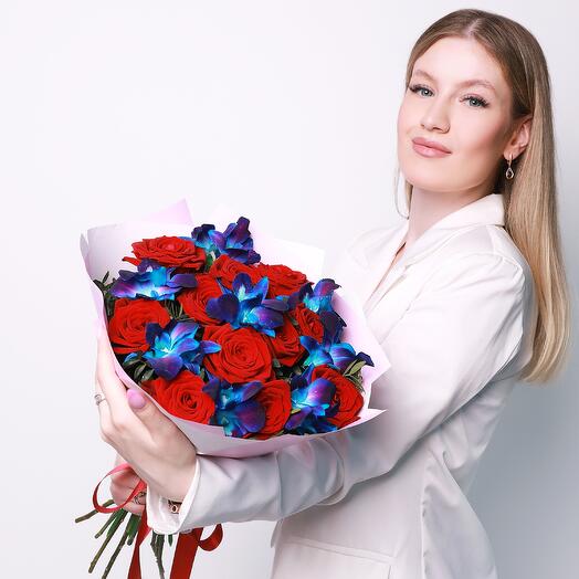 Космические орхидеи с красными розами. Букет 141 ALMOND ROSES