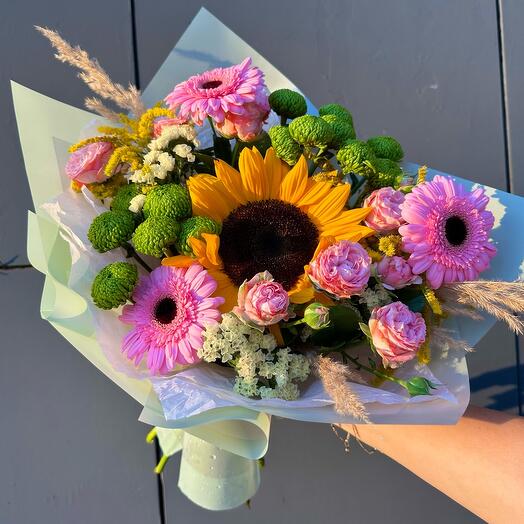 Ramo de gerbera girasol peonías rosas crisantemo "primavera Soleada"