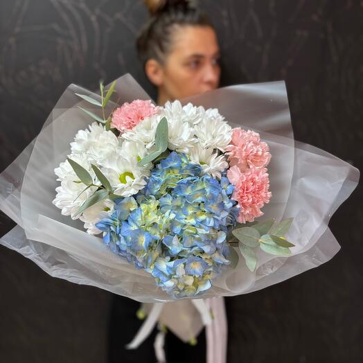 Букет с гортензией и диантусами