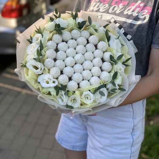 Букет из Raffaello и эустомы &quot;Обаятельной&quot;