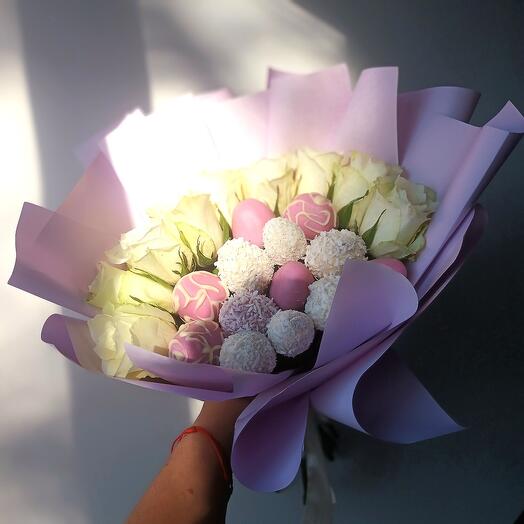 Букет клубника в шоколаде с белыми розами 🌹