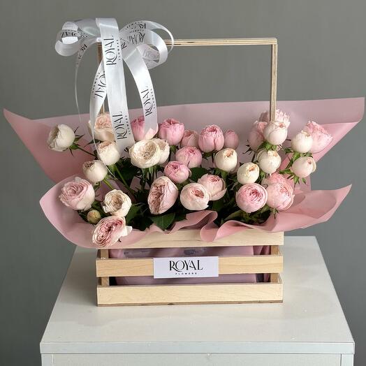 Корзинка из пионовидных роз "Пудровые"