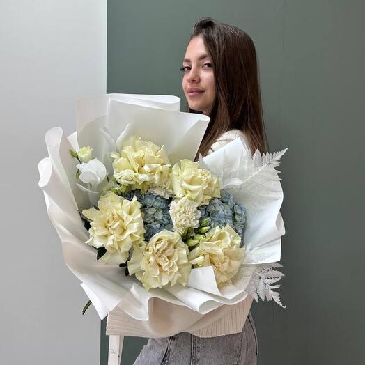 Авторский букет французской розой и гортензией