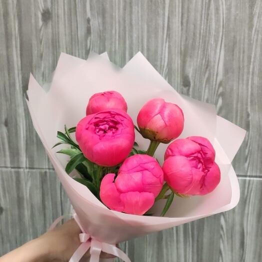 Букет из 5 коралловых пионов