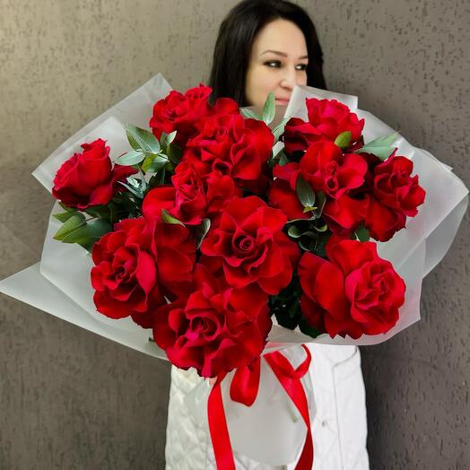 Французская красная роза с эвкалиптом 11шт