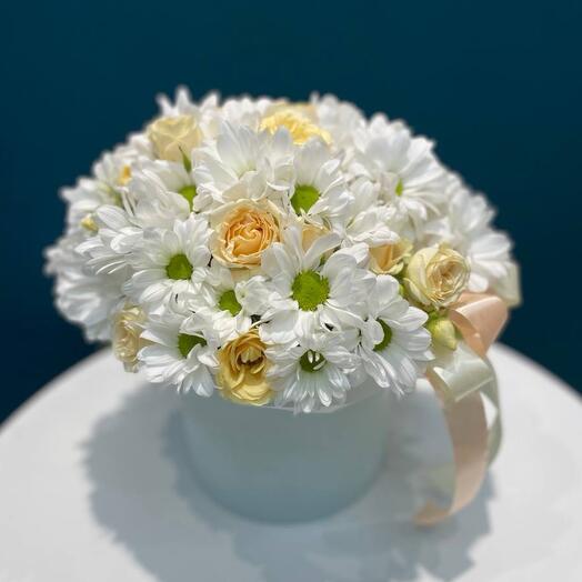 Ромашки и розы в коробке