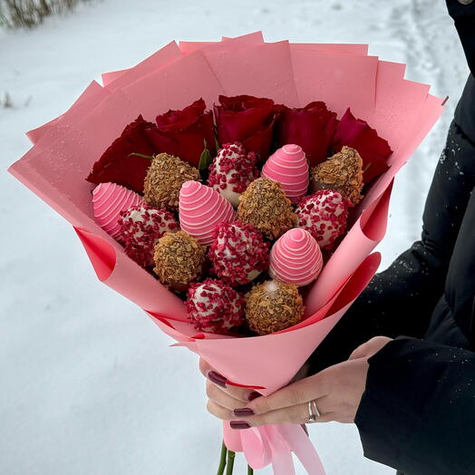 Букет из клубники и роз