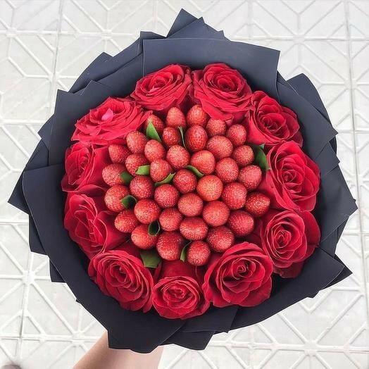 Букет из клубники и роз
