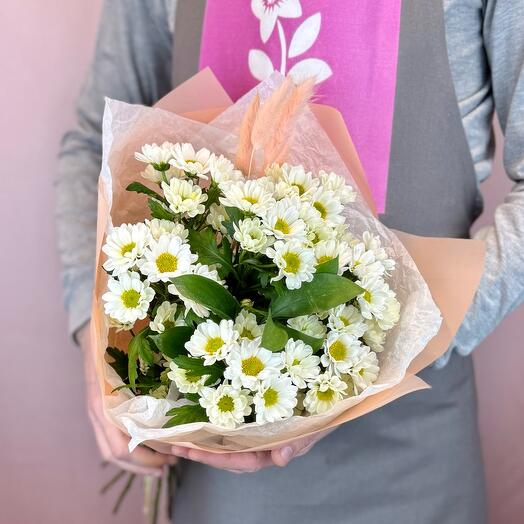 Monobucket of white chamomile chrysanthemums santini in peach packaging