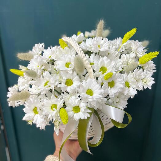Корзина с ромашками