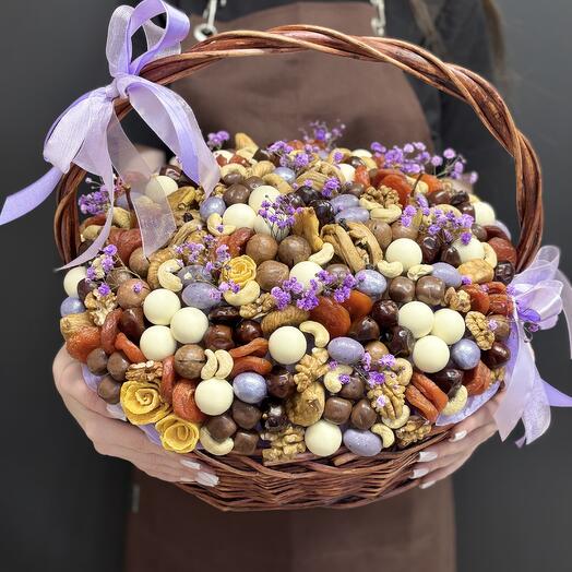 Яркая корзина  с орехами, сухофруктами и конфетами