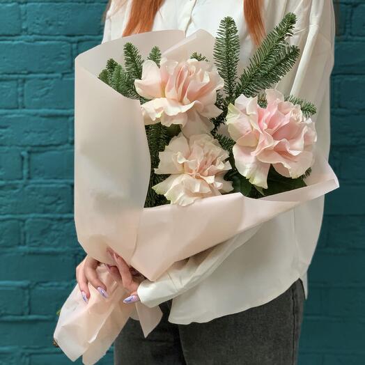 Букет из французской розы и нобилиса (ель)