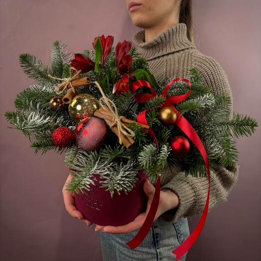Зимняя коробка из живой ели с красной альстромерией, новогодними игрушками и корицей. Арт 190