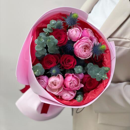 Ramo brillante rosa roja, rosa peonía rosa y eringium