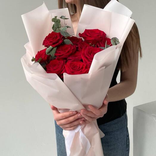Розы с эвкалиптом в розовой упаковке 🌹
