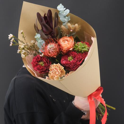 Ramo en tonos rojos con rosas peonías red Monster, nutan y Safari