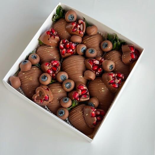 Fresas cubiertas de chocolate, arándanos y Granada