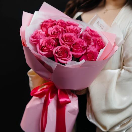 Стильный букет из 15 малиновых роз