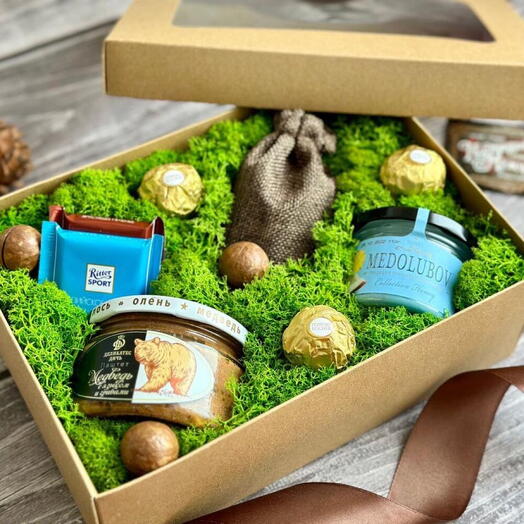 Мужской бокс «Разнообразный набор» с конфетами, медом и тушенкой