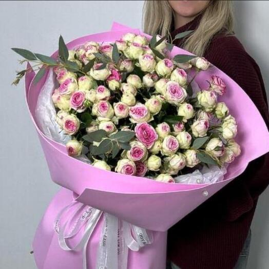 Большой букет из кустовых розовых пионовидных роз