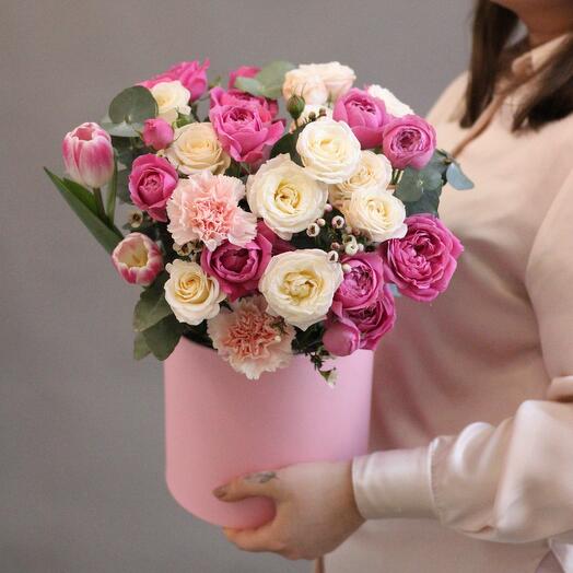 Композиция в коробке из пионовидных роз и тюльпанов