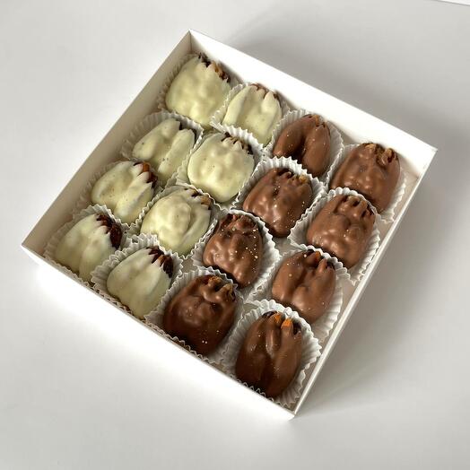 Королевские финики в белом и молочном шоколаде