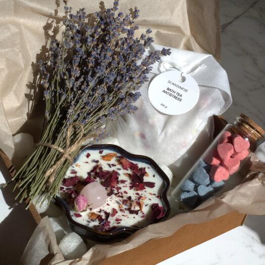 Подарочный набор на пасху с ветками вербы   "Flower bath" букет лаванды, аромабомбочки, аромасвеча,  соль чай для ванны