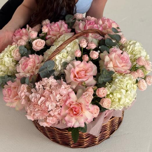 Евро композиция в корзине