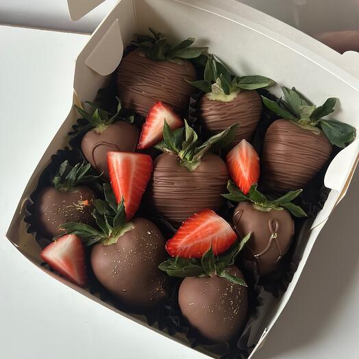 Клубника в шоколаде 9 шт в подарок на 14 февраля для девушки