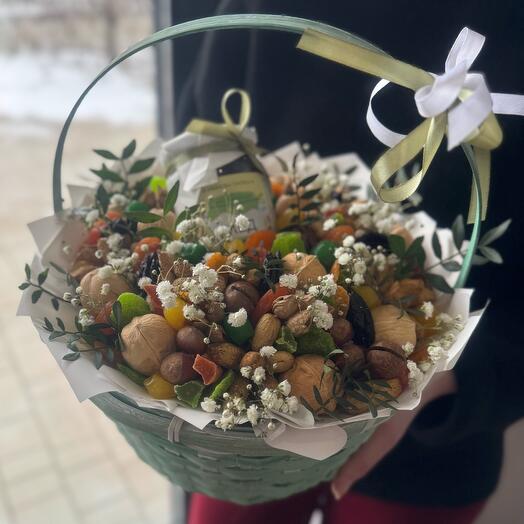 Корзина с медом, орехами и сухофруктами