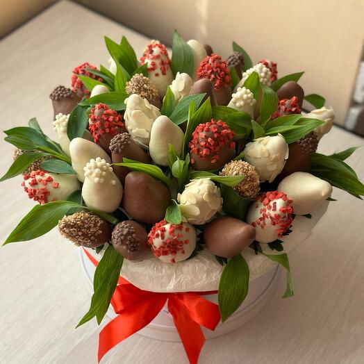 Букет из клубники в шоколаде в шляпной коробке