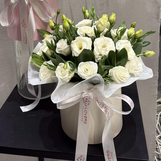 Белые эустомы в коробке