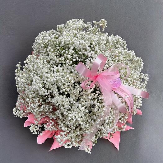 Centro floral de gypsophila con mono rosa – elegancia en blanco