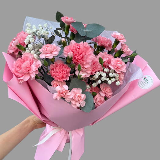 Delikatny bukiet rożowych goździkow