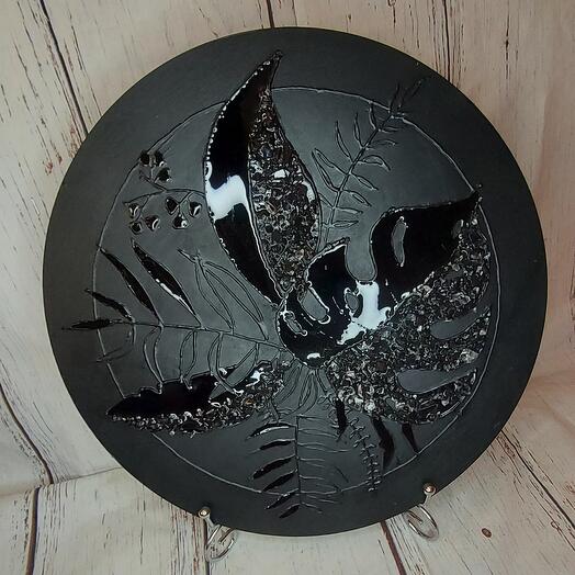 Круглое панно с монстерой и кристаллами