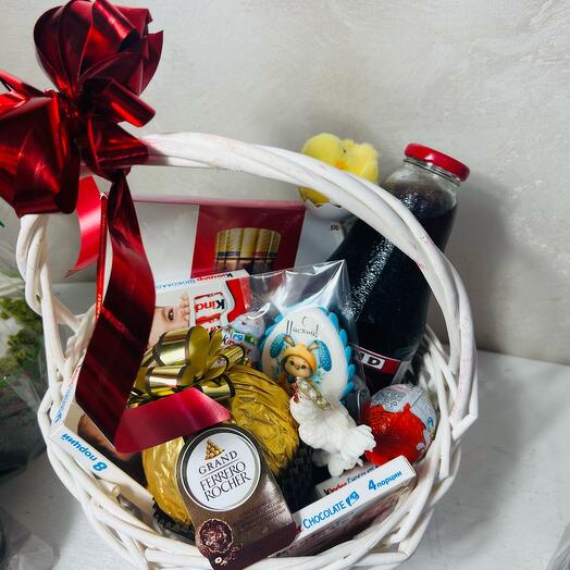 Пасхальная корзина сладостей